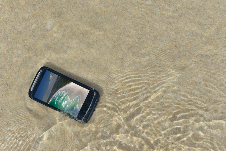 Odzyskiwanie danych z zalanego telefonu – Co robić? Czego nie robić?