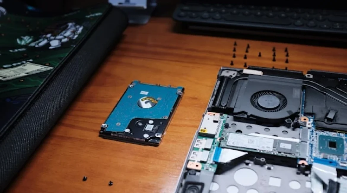 Jak odzyskać dane z dysku laptopa albo zepsutego komputera?