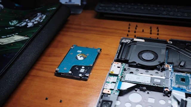 Jak odzyskać dane z dysku laptopa albo zepsutego komputera?